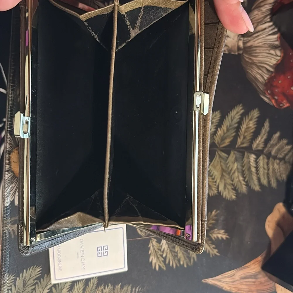 Givenchy - Picture 3 of 7